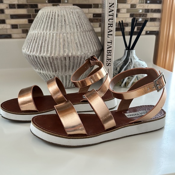Steve Madden Marky Wedge Sandal •• Rose Gold Metallic - Picture 2 of 8